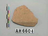 藏品(淺褐色粗砂陶片)的圖片